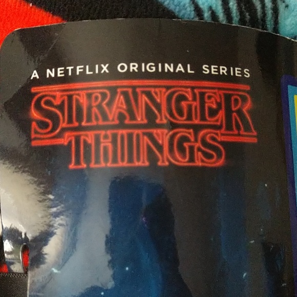NWT Loungefly Stranger Things Fleece Throw - Picture 3 of 6